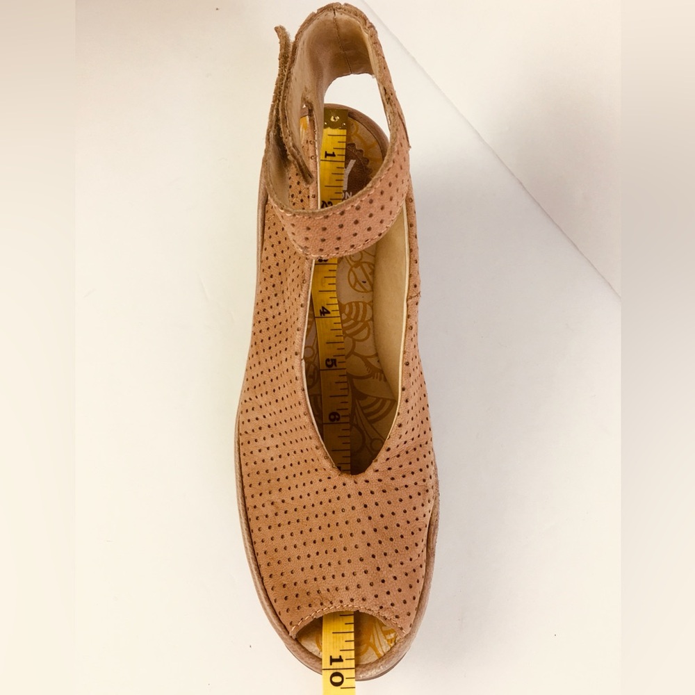 'FLY LONDON Yala' Perforated Leather Sandal Size 39 (US 8 - 8.5) - Picture 11 of 13